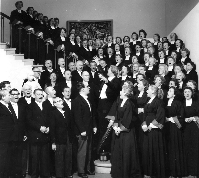 Het Amsterdams Oratorium Koor op de trappen van het repetitielokaal aan de Gerrit van de Veenstraat, juni 1957. Foto: Peter Tisseur